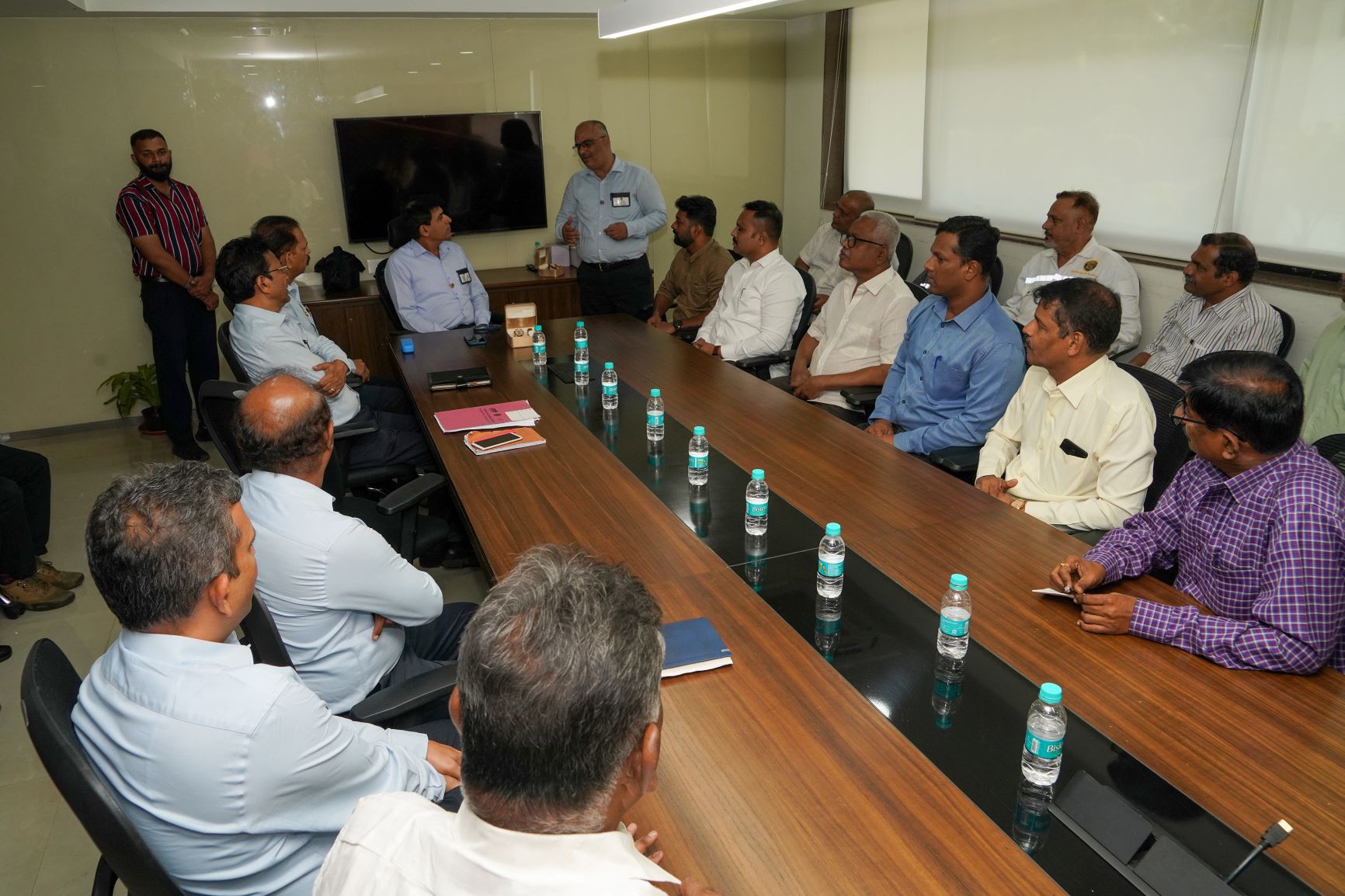 Distribution of Wrist Watches by D(CP&P) to the Employees who have completed 20 Years of service in MDL- 10th Jan 2023123
